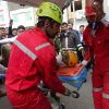 نجات یک مصدوم از زیر آوار با تلاش بی وقفه آتش نشانان  | عکس از : محمد مهدی سلیمان