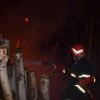 شب سخت آتش نشانان در آتش سوزی چوب بری میدان فردوسی نیشابور | عکس از : حمید چنارانی