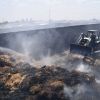 آتش سوزی پرس های کاه بر روی بام های روستای میرآباد | عکس از : حمید چنارانی