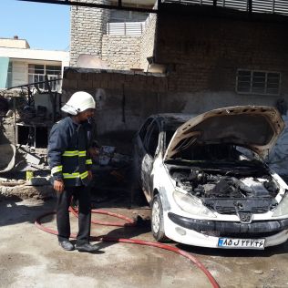 آتش نشانی نیشابور - خودور 206 هنگام جوشکاری در داخل تعمیرگاه دچار آتش سوزی شد