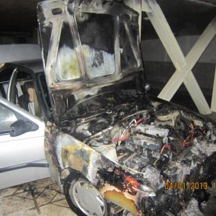 آتش نشانی نیشابور - آتش سوزی خودرو در پارکینگ منزل مسکونی