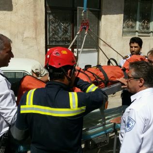 آتش نشانی نیشابور - مردی حدودا 50 ساله از ارتفاع 3 متری پشت بام منزل مسکونی سقوط کرد