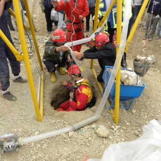 آتش نشانی نیشابور - نجات مصدوم از داخل چاه در شهر ک صنعتی بینالود