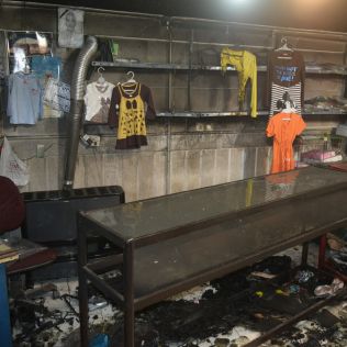 آتش نشانی نیشابور - آتش سوزی مغازه لباس فروشی توسط آتش نشانان مهار شد