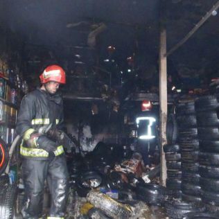 آتش نشانی نیشابور - آتش سوزی مغازه آپاراتی و تعویض روغن