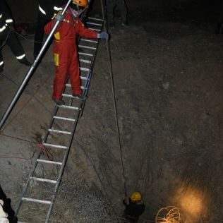 آتش نشانی نیشابور - سقوط در چاه 15 متری در بامداد سرد