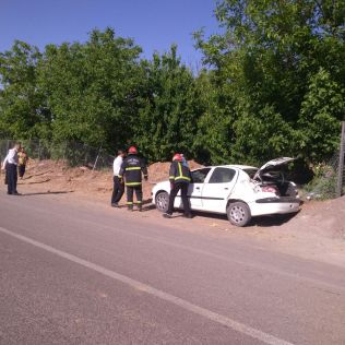 آتش نشانی نیشابور - واژگونی خودرو 206 در جاده صومعه یک مصدوم داشت 