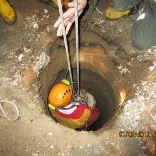 آتش نشانی نیشابور - سقوط کودک هشت ساله به درون چاه