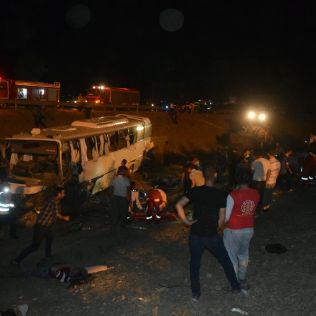 آتش نشانی نیشابور - واژگونی اتوبوس در محور مشهد به نیشابور