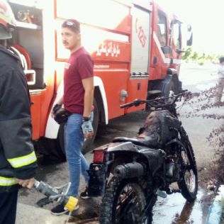 آتش نشانی نیشابور - آتش سوزی موتور سیکلت در چهار راه ملاصدرا