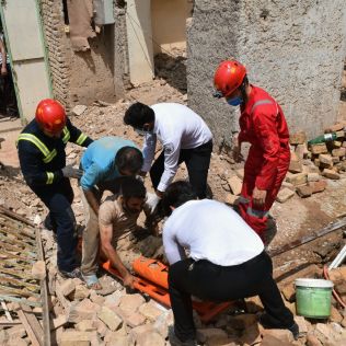 آتش نشانی نیشابور - نجات کارگر ساختمانی از زیر آوار