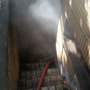 آتش نشانی نیشابور - آتش سوزی موتورسیکلت و لوازم انباری در زیر زمین منزل مسکونی اطفا شد 