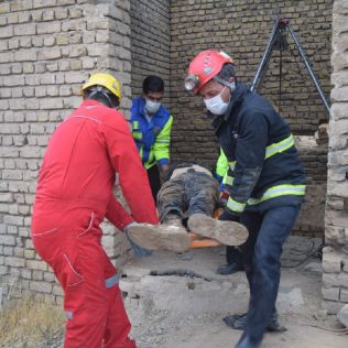 آتش نشانی نیشابور - سقوط مرد 40 ساله به درون چاه 60 متری