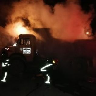 آتش نشانی نیشابور - هوشیاری نگهبان و سرعت عمل آتش نشانان از سوختن کامیون جلوگیری کرد