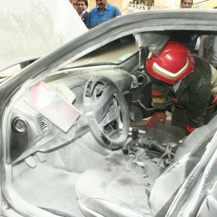آتش نشانی نیشابور - آتش سوزی خودرو پژو 206