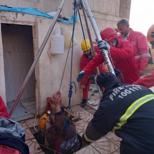 آتش نشانی نیشابور - نجات جان خانم میانسال از داخل چاه 6 متری