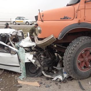 آتش نشانی نیشابور - تصادف خودرو سمند با کامیون پنج کشته برجای گذاشت