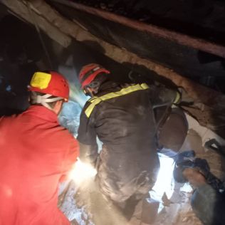 آتش نشانی نیشابور - نجات مرد ۴۵ ساله از زیر اوار توسط آتش نشانان نیشابور