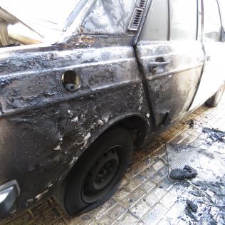 آتش نشانی نیشابور - حریق خودرو پیکان درمنزل مسکونی 