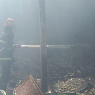آتش نشانی نیشابور - انبار رنگ وابزارفروشی توسط آتش نشانان خاموش شد