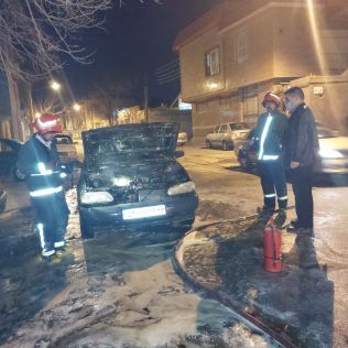 آتش نشانی نیشابور - آتش سوزی  خودرو پراید توسط آتش نشانان خاموش شد 