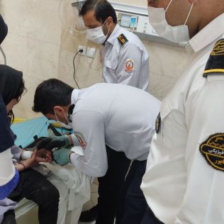 آتش نشانی نیشابور - برش حلقه انگشتری از دست مصدوم دختر خانم 13 ساله در بیمارستان حکیم 