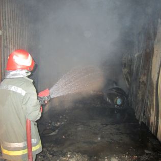 آتش نشانی نیشابور - آتش سوزی ضایعات یک کارخانه تولیدی