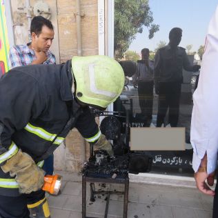 آتش نشانی نیشابور - آتش سوزی مغازه موبایل فروشی توسط آتش نشانان خاموش شد