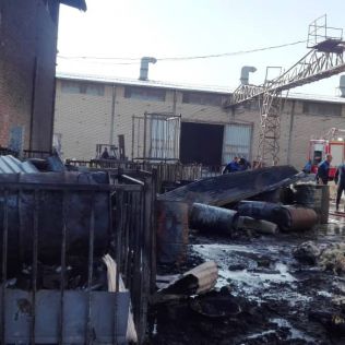 آتش نشانی نیشابور - با تلاش آتش نشانان  آتش سوزی در کارخانه روغن نباتی مهار شد 