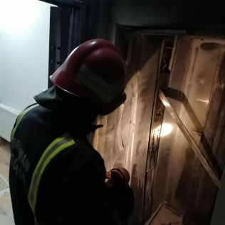 آتش نشانی نیشابور - آتش سوزی در کابین آسانسور یک ساختمان مسکونی 