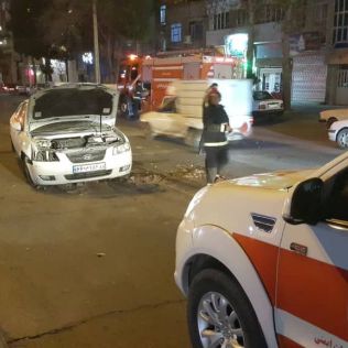 آتش نشانی نیشابور - واژگونی یکدستگاه خودرو سواری با پنج سرنشین در بلوار فضل  