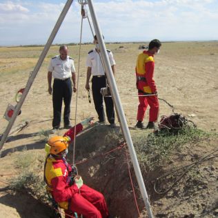 آتش نشانی نیشابور - کشف جسد یک بانوی 50 ساله دردرون چاه