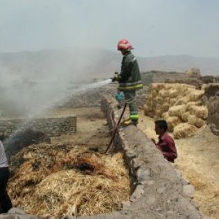 آتش نشانی نیشابور - آتش سوزی انبار کود حیوانی در یک دامداری