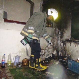 آتش نشانی نیشابور - بی احتیاطی عامل آتش سوزی منزل مسکونی