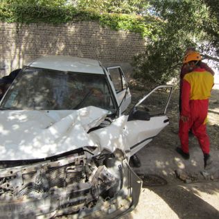 آتش نشانی نیشابور - انحراف خودرو پراید وبرخورد با درخت