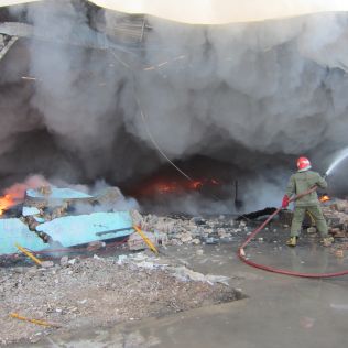 آتش نشانی نیشابور - آتش سوزی گسترده در کارخانه تولید کاشی و سرامیک