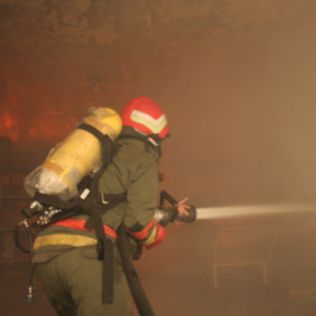 آتش نشانی نیشابور - بنگاه معاملات املاک توسط افراد ناشناس به آتش کشیده شد