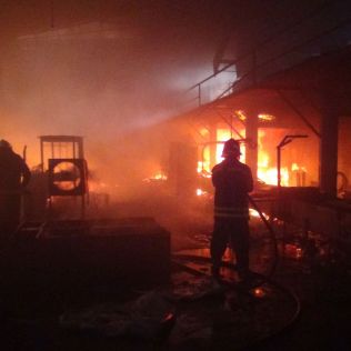 آتش نشانی نیشابور -  شعله های آتش کارخانه تولید یخچال و بخاری را به کام خود کشید