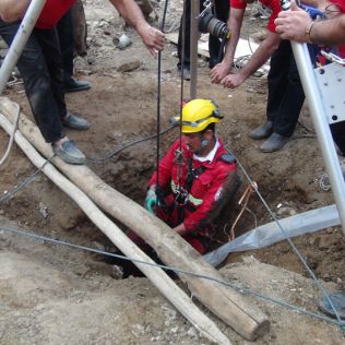 آتش نشانی نیشابور - مرگ مادر و کودک در اثر سقوط در چاه