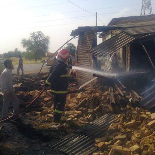 آتش نشانی نیشابور - بی احتیاطی سبب آتش سوزی در انبار نگهداری داروهای گیاهی شد