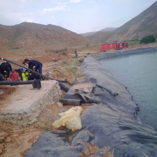 آتش نشانی نیشابور - آبهای زلال استخر کشاورزی جان کارگر استخر را گرفت