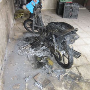 آتش نشانی نیشابور - مجاورت موتور سیکلت در کنار آبگرمکن باعث آتش سوزی شد