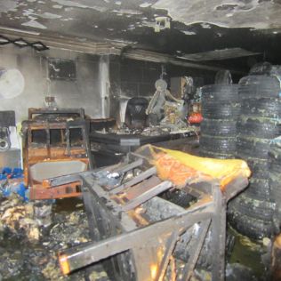 آتش نشانی نیشابور - آتش سوزی مغازه تعویض روغن و لاستیک فروشی