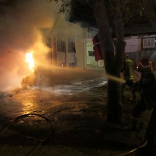آتش نشانی نیشابور - دزدان نمایشگاه اتومبیل هنگام خروج آن را به آتش کشیدند