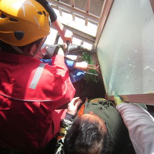 آتش نشانی نیشابور - رها سازی دست دانش آموز از بین پنجره و سنگ
