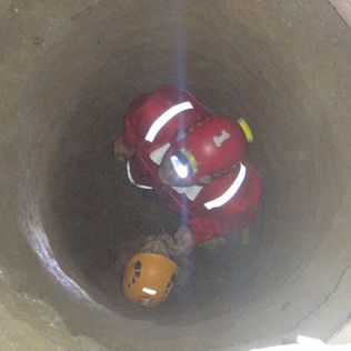 آتش نشانی نیشابور - نجات کودکی از درون چاه در حال حفر