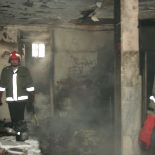 آتش نشانی نیشابور - یک منزل مسکونی توسط فرزند خانواده به آتش کشیده شد