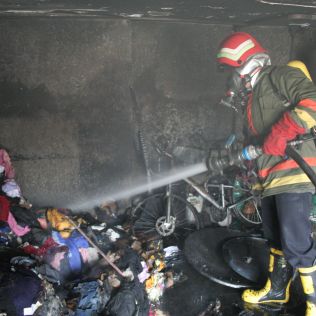 آتش نشانی نیشابور - باز ماندن درب ظرف بنزین باعث آتش سوزی منزل مسکونی شد