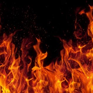 آتش نشانی نیشابور - دفتر مشاور املاک توسط دو راکب موتور سیکلت به آتش کشیده شد.