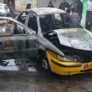آتش نشانی نیشابور - شعله های آتش ، رنگ زرد تاکسی را سوزاند و سیاه کرد
